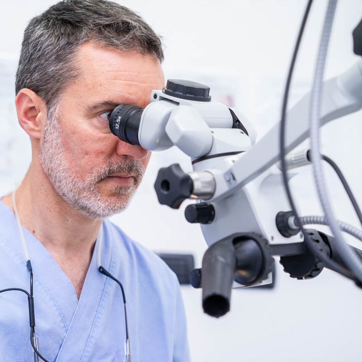 Dr. Marco Bunino al microscopio dentale